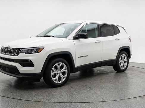 Used 2025 Jeep Compass Latitude AWD/4WD image 3