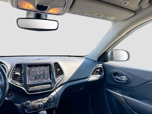 Used 2019 Jeep Cherokee Limited image 17