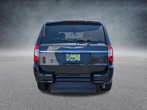 Used 2016 Chrysler Town & Country Touring-L w/ Driver Convenience Group FWD image 4