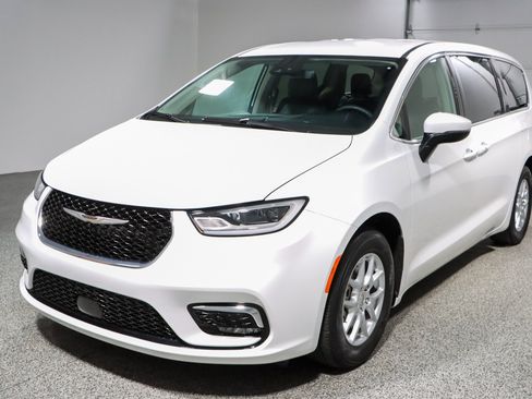 Used 2023 Chrysler Pacifica Touring-L FWD image 32
