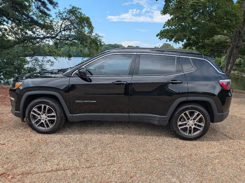 Used 2019 Jeep Compass Latitude FWD image 8