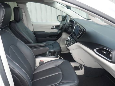 Used 2024 Chrysler Pacifica Touring-L FWD image 27