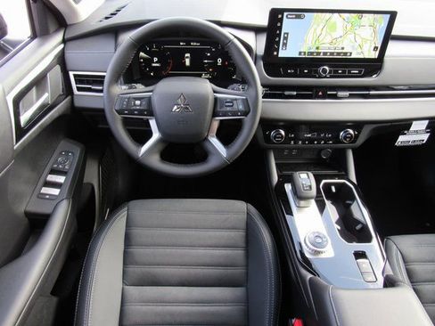 New 2025 Mitsubishi Outlander SE image 11