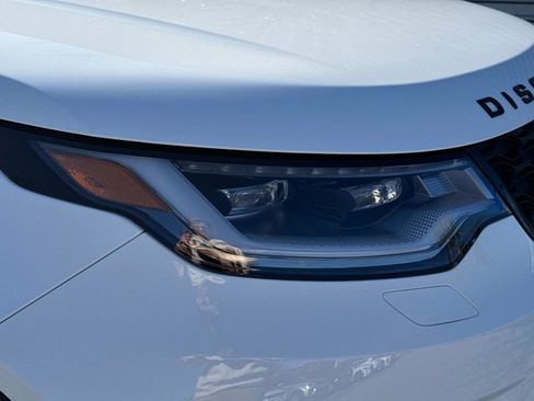 New 2025 Land Rover Discovery Dynamic SE image 8