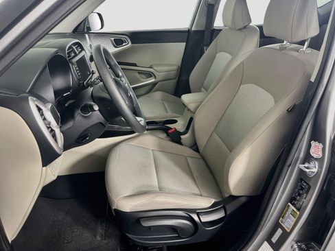 Used 2025 Kia Soul LX w/ LX Technology Package FWD image 13