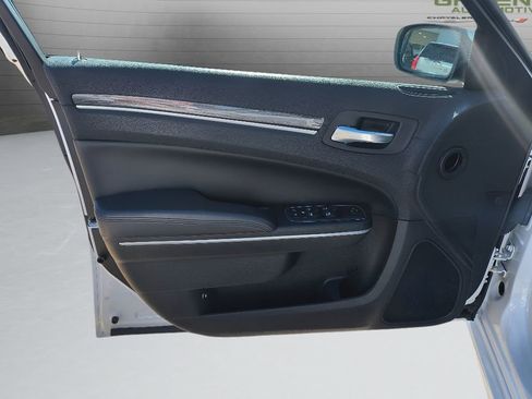 Used 2022 Chrysler 300 Touring L image 12