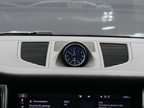 Certified 2025 Porsche Macan AWD/4WD image 24
