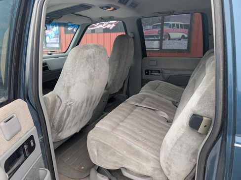 Used 1994 GMC Suburban 2500 image 9