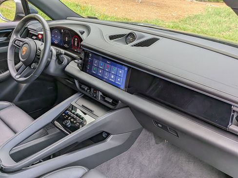 Certified 2025 Porsche Macan Electric RWD image 29