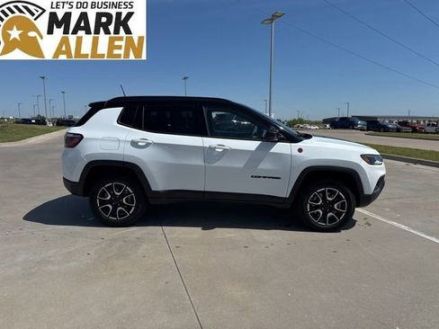 Used 2025 Jeep Compass Trailhawk AWD/4WD image 6