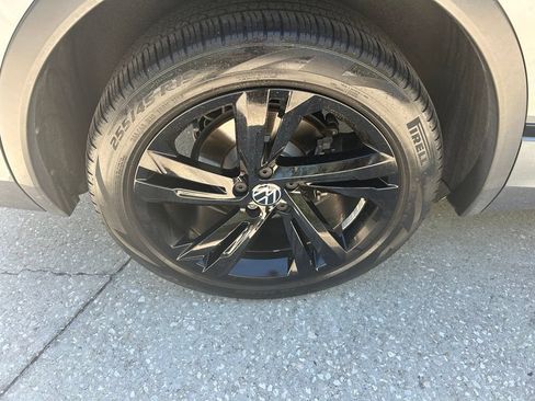 Certified 2023 Volkswagen Tiguan SE R-Line FWD image 23