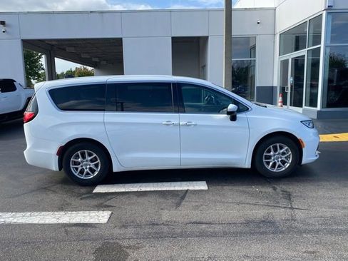 Used 2023 Chrysler Pacifica Touring-L image 11