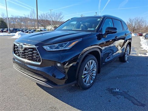 New 2026 Toyota Highlander Platinum image 2