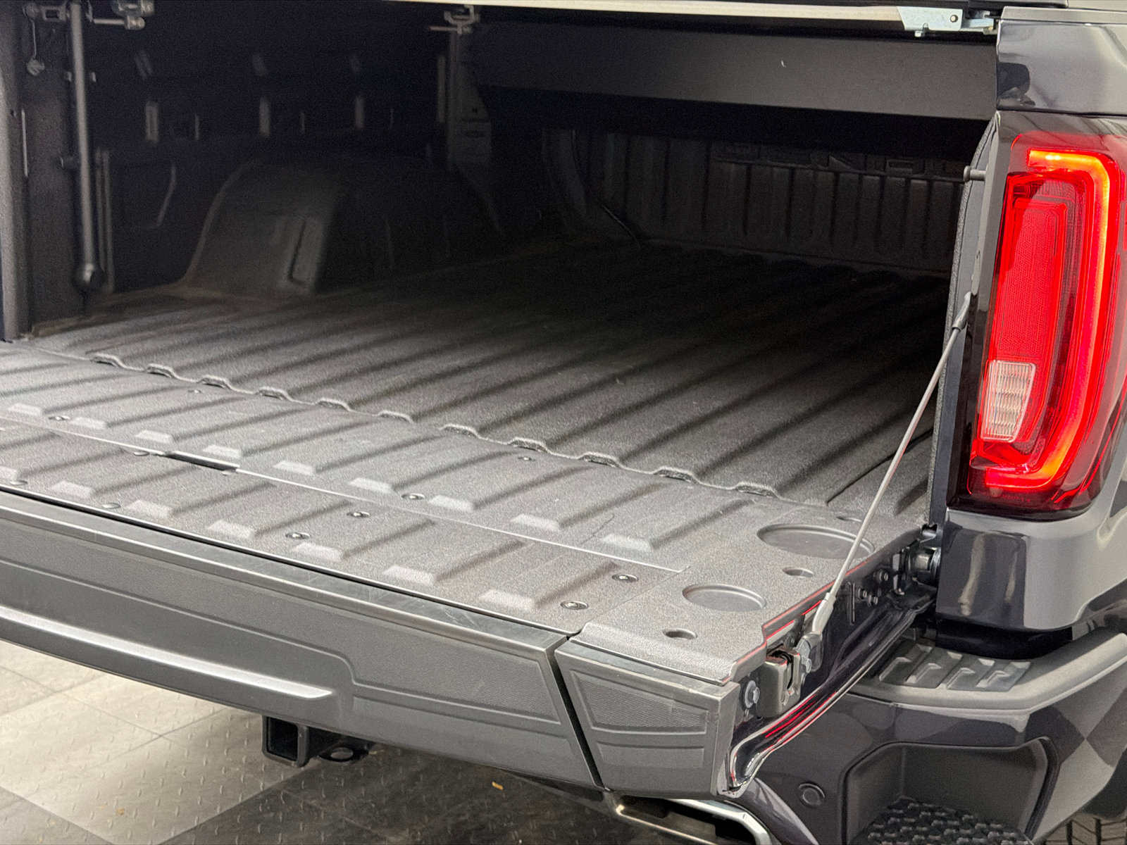 Used 2023 GMC Sierra 1500 Denali Ultimate AWD/4WD image 9