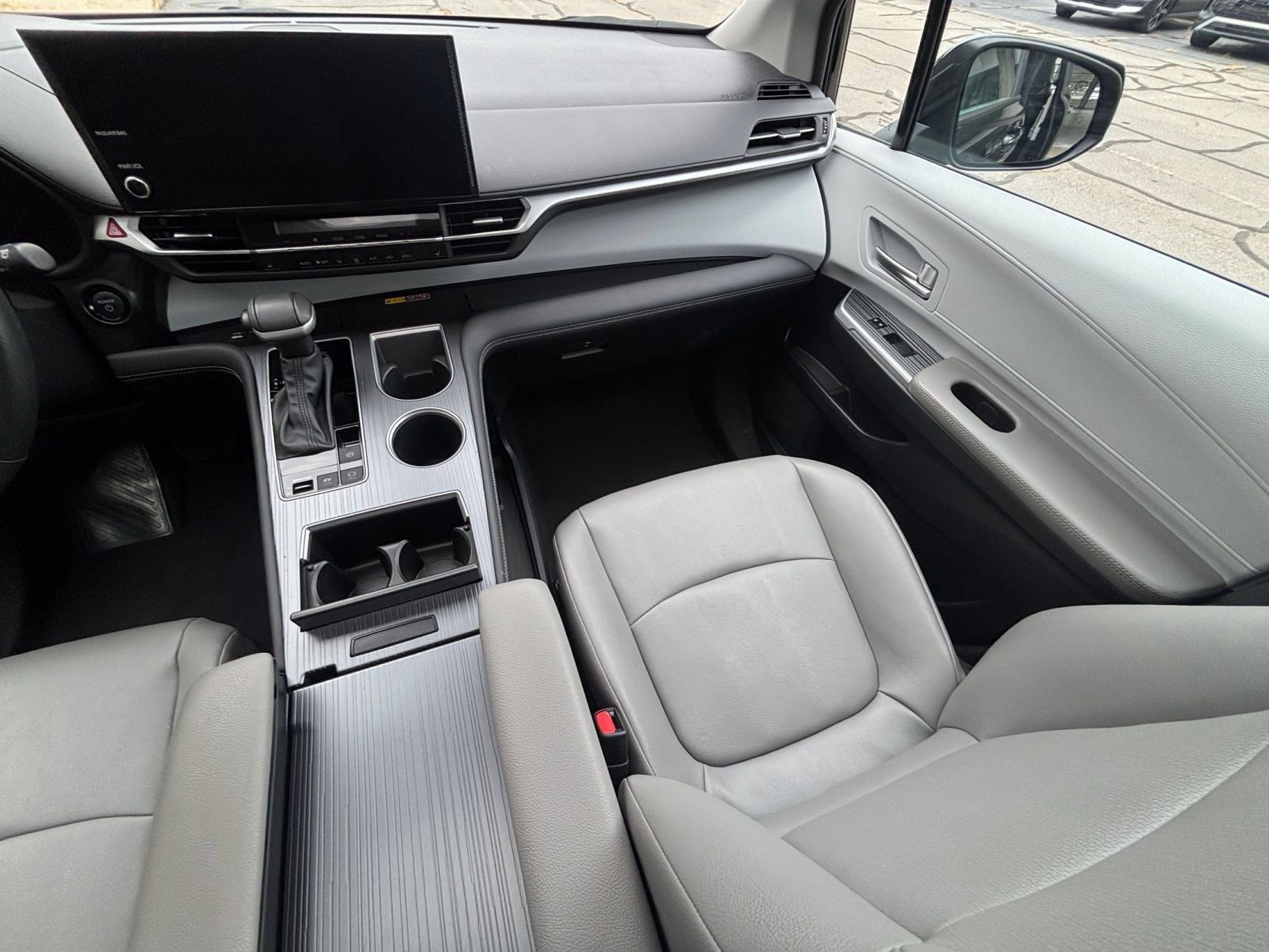 Used 2025 Toyota Sienna XLE FWD image 37