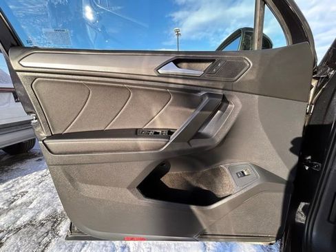 Used 2024 Volkswagen Tiguan SE image 32