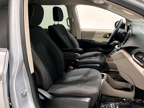 Used 2022 Chrysler Voyager LX image 31