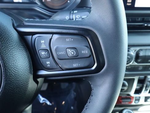 Used 2025 Jeep Gladiator Rubicon w/ Convenience Group AWD/4WD image 23