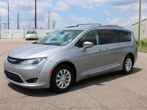 Used 2018 Chrysler Pacifica Touring-L FWD image 2