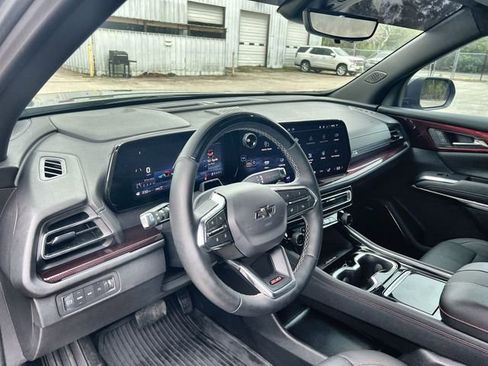 Used 2025 Chevrolet Traverse Z71 w/ Enhanced Driving Package image 11