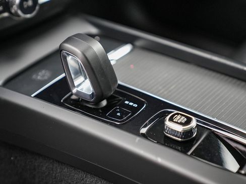 Used 2023 Volvo XC60 B5 Core image 18