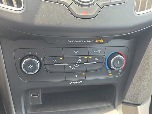 Used 2015 Ford Focus SE w/ Equipment Group 201A FWD image 21