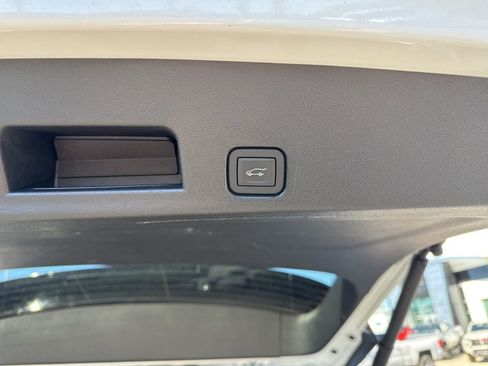 Used 2025 GMC Acadia Elevation image 31