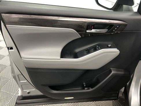 Used 2021 Toyota Highlander Platinum image 12