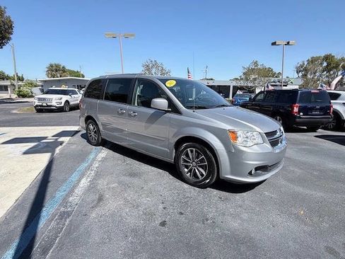 Used 2017 Dodge Grand Caravan SXT image 8