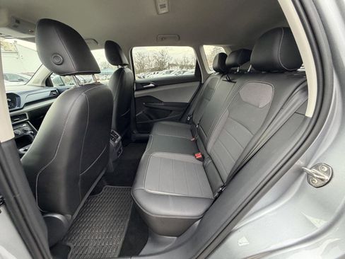 Used 2022 Volkswagen Taos SE image 25