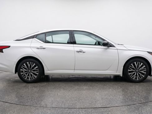 Used 2025 Nissan Altima 2.5 SV image 11