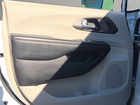Used 2020 Chrysler Pacifica Touring-L Plus FWD image 43