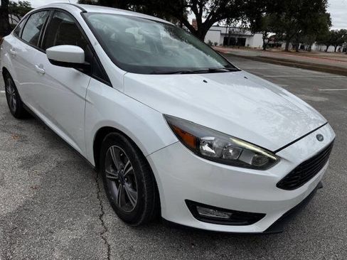 Used 2018 Ford Focus SE w/ SE Appearance Package image 8