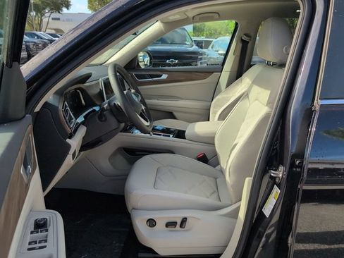 Used 2026 Volkswagen Atlas SE w/ Panoramic Sunroof Package FWD image 5