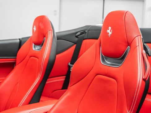 Used 2019 Ferrari Portofino RWD image 27