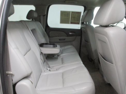 Used 2007 Chevrolet Suburban 2500 LT w/ LT Preferred Equipment Group AWD/4WD image 20