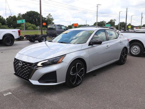 Used 2024 Nissan Altima 2.5 SR w/ SR Premium Package FWD image 3