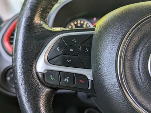 Used 2016 Jeep Renegade Trailhawk w/ Premium Trailhawk Package AWD/4WD image 25