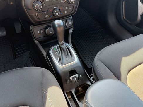 Used 2023 Jeep Renegade Latitude AWD/4WD image 18