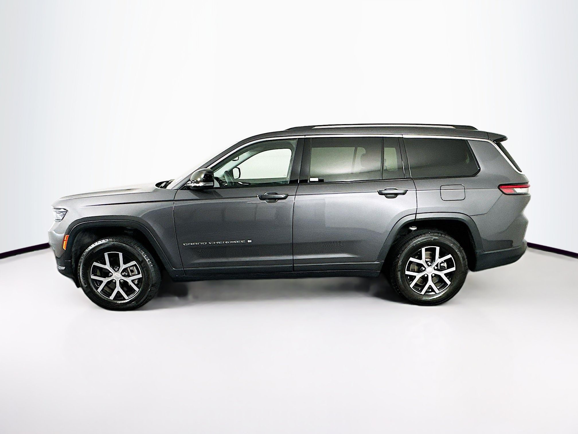 Used 2023 Jeep Grand Cherokee L Limited w/ Trailer Tow Group (B) AWD/4WD image 4