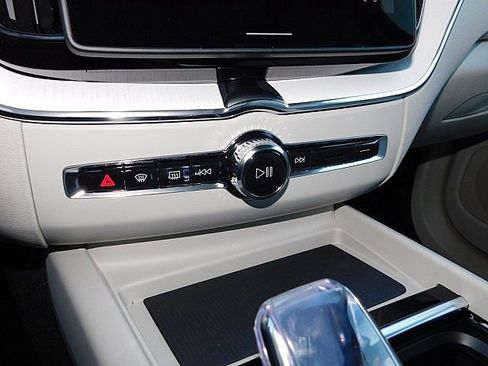 New 2026 Volvo XC60 B5 Ultra w/ Protection Package Premier image 18