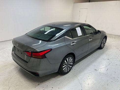 Used 2024 Nissan Altima 2.5 SV FWD image 3