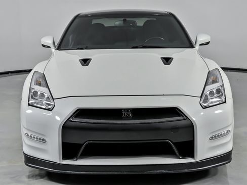 Used 2016 Nissan GT-R Premium image 5