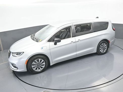 Used 2024 Chrysler Pacifica Select image 53