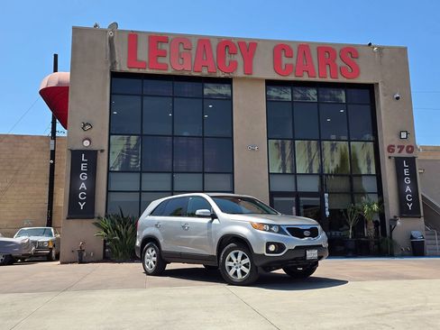 Used 2013 Kia Sorento LX w/ Third Row Pkg image 2