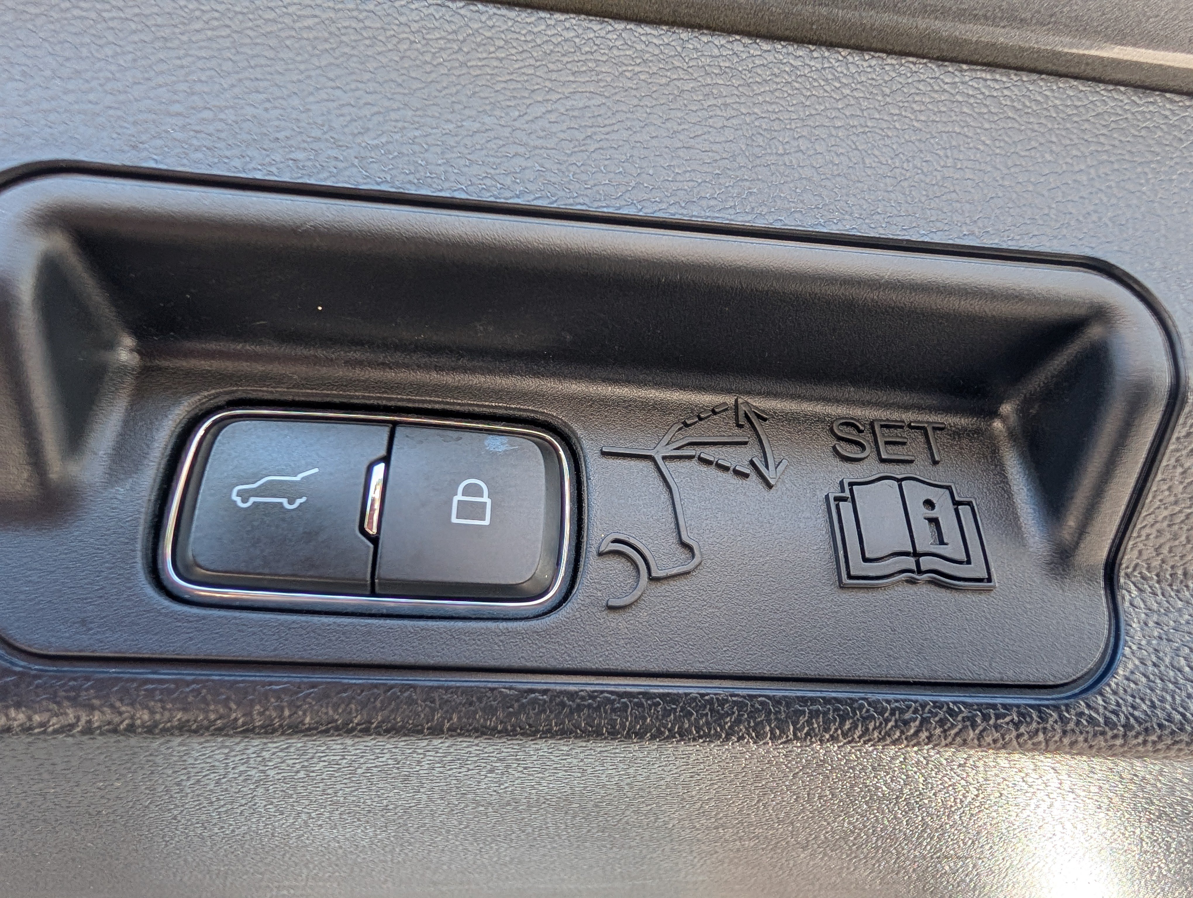 Used 2025 Ford Explorer Active AWD/4WD image 15