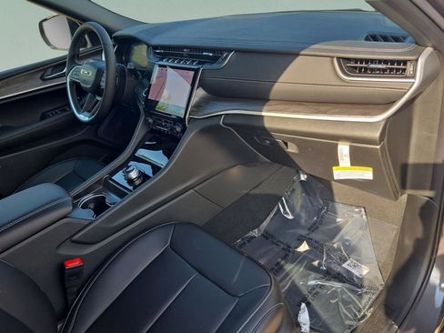 New 2025 Jeep Grand Cherokee Limited RWD image 30