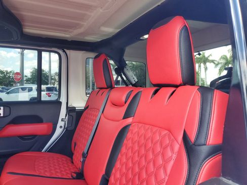 Used 2024 Jeep Wrangler Sahara image 13