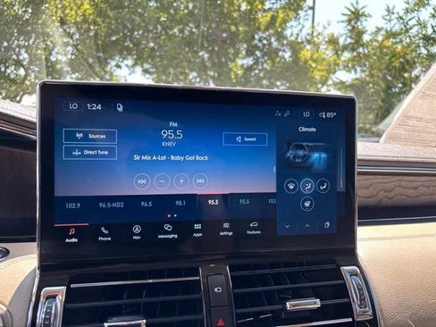 Used 2022 Lincoln Navigator Reserve AWD/4WD image 27