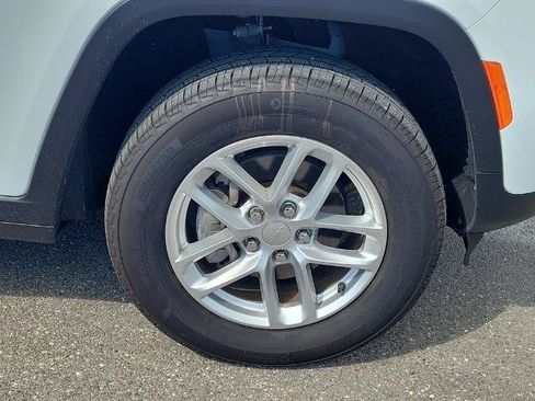 Used 2025 Jeep Grand Cherokee Laredo RWD image 6
